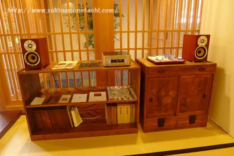 諏訪湖畔に建つ温泉旅館　萃 sui-諏訪湖のロビーに置かれている古いオーディオ機器